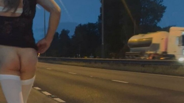 Dick flashing on busy road